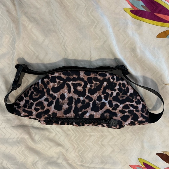 FILA CROSSBODY/FANNY PACK LEOPARD PRINT BAG - Picture 9 of 11